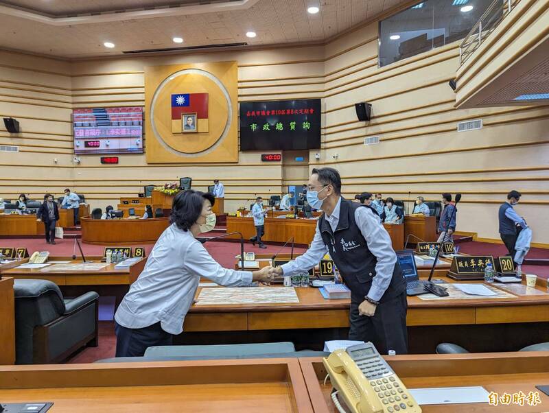 尋求連任的嘉義市長黃敏惠（左），明天起請假拚選戰，今出席市議會定期會市政總質詢，會後與在場市議員李奕德（右）握手致意。（記者王善嬿攝）