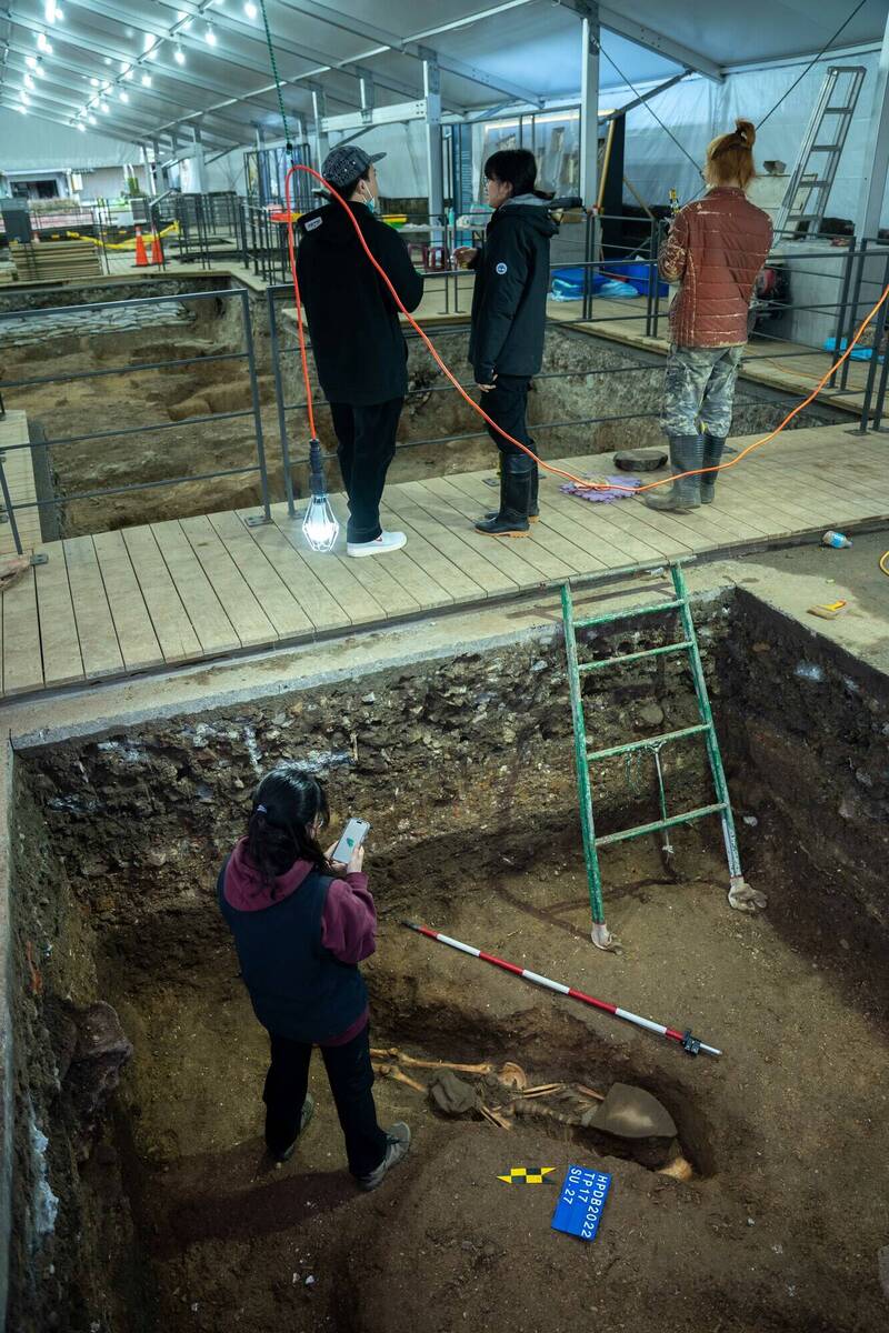 基隆市在和平島考古現場發現1具新的遺骸。（文化局提供）