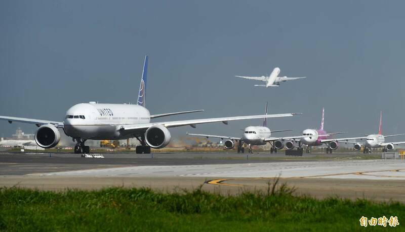 因應國際原油價格微幅下跌，中華航空、長榮航空、星宇航空和立榮航空公告明（7日）起調降台灣地區出發客運燃油附加費。（資料照）