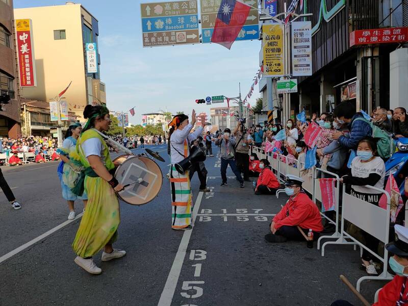 嘉義市國際管樂節重頭戲「管樂踩街嘉年華」12月17日登場，國小家長對學生須強制參加很不滿。（資料照）