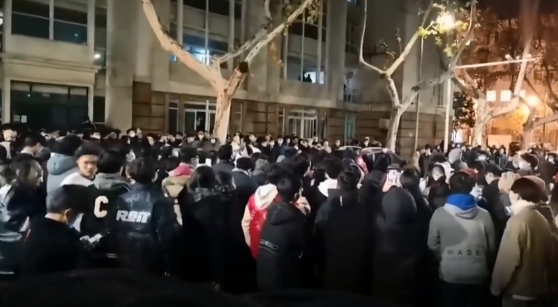 中国南京工业大学学生不满封校，5日晚间齐聚校园抗议。（图翻摄自推特）(photo:LTN)