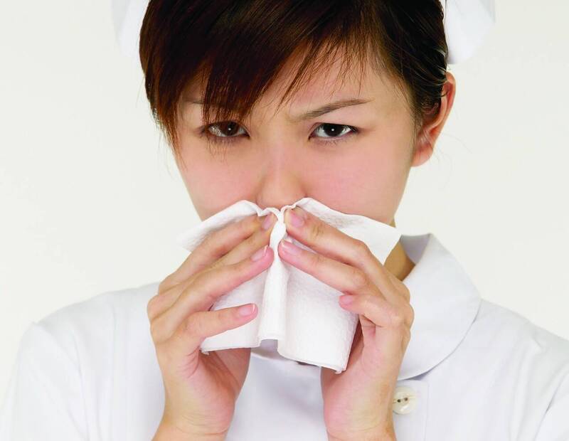 為什麼在寒冷時容易流行感冒？似乎有解答了。研究首度揭露一種免疫系統攻擊鼻內入侵病毒的方式，發現這種方式在溫暖環境中效果更好。（情境照）