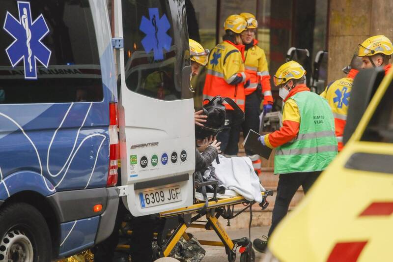 2列火车相撞后，1名人员被送到救护车上。（欧新社）(photo:LTN)