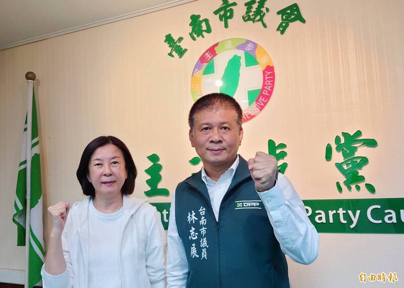 台南市議會民進黨團今天甲動會議，推舉邱莉莉（左）、林志展（右）參選議長、副議長。（記者洪瑞琴攝）