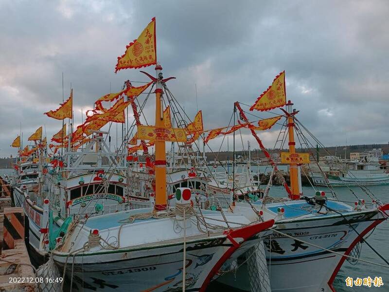 大甲媽四百年來首度跨海抵澎交流，澎湖漁船綁好錦旗蓄勢待發準備迎接聖駕。（記者劉禹慶攝）