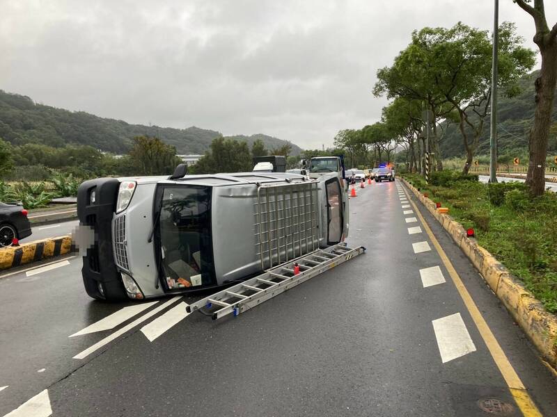 潘姓男子酒後駕駛廂型車自撞安全島後翻覆。（警方提供）