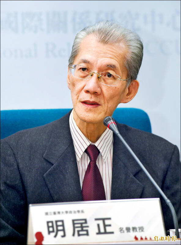 台灣大學政治系名譽教授明居正表示,中共打擊台灣必須找個藉口,如果談民主,中共一定會輸掉,所以撇開民生主義、民權主義不談,只談民族主義,就跟你在那玩,國民黨被騙了一百多年,到現在還一直被騙。(記者方賓照攝) 台灣大學政治系名譽教授明居正表示,中共打擊台灣必須找個藉口,如果談民主,中共一定會輸掉,所以撇開民生主義、民權主義不談,只談民族主義,就跟你在那玩,國民黨被騙了一百多年,到現在還一直被騙。(記者方賓照攝)