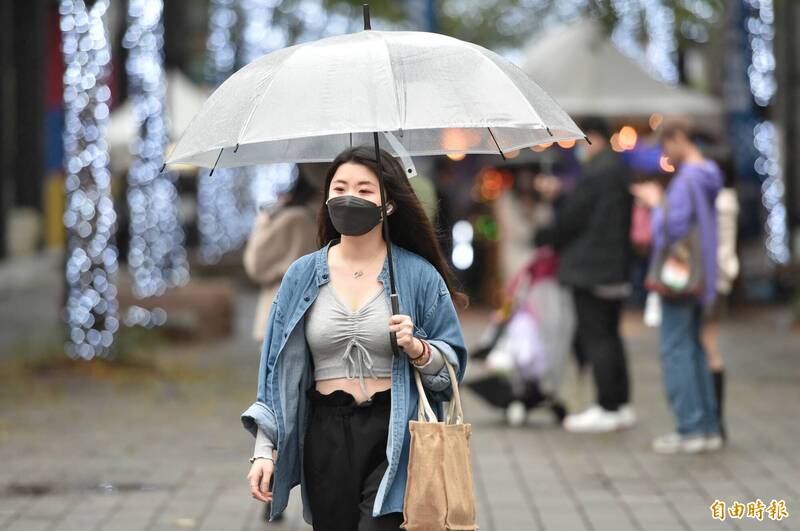 今（9）日受到東北季風影響，北部、東北部天氣比較涼，北海岸雨較多，北台灣有局部雨，花東偶有局部短暫雨的機率。（記者陳逸寬攝）