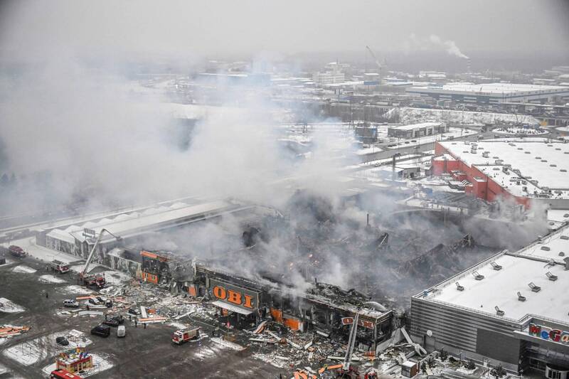 俄罗斯首都莫斯科一间大型购物娱乐商场今日发生严重火灾，造成一人死亡。根据统计，火灾造成的损失可能高达300亿卢布（约98亿元新台币）。（法新社）(photo:LTN)