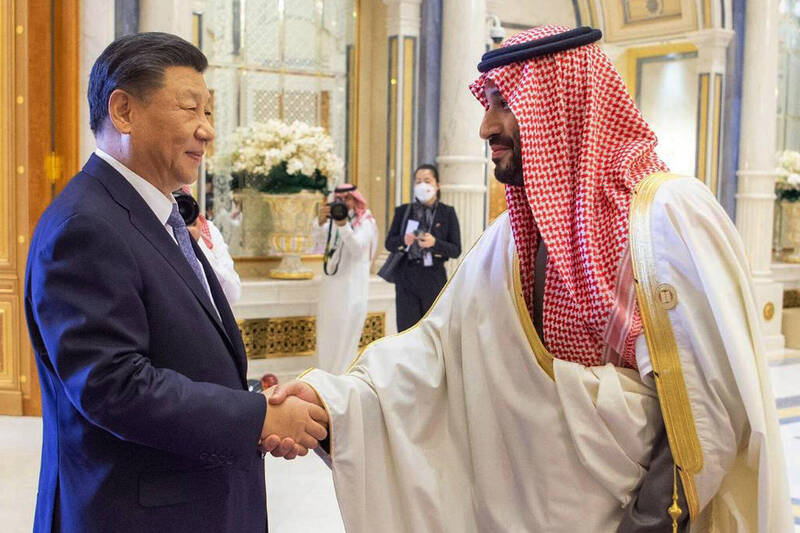 中国国家主席习近平（左）7日抵达沙乌地阿拉伯，8日在沙国王储兼首相穆罕默德（右）陪同下，获沙乌地绍德国王大学管理学名誉博士学位。（美联社）(photo:LTN)