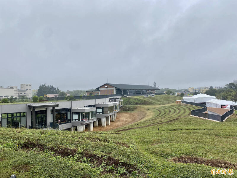 台灣客家茶文化館占地3.6公頃，以大面積的茶園地景為主體，融入茶道精神，順應山坡地形建造而成，具有地下1層及地上2層的生態建築。（記者魏瑾筠攝）