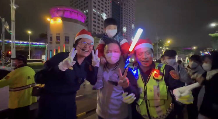 官警們為因應耶誕城歡樂氣氛，在現場也紛紛戴起耶誕帽，以微笑代替嚴肅，親切與民眾互動，藉此拉近警民關係，與所有參加活動的民眾同歡，盼能讓遊客留下美好的回憶。（記者闕敬倫翻攝）