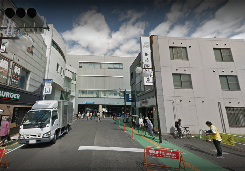 日本东京世田谷宫泽一家4人遭杀害事件，到今年底将满22年都未侦破，警方在案发地点附近的成城学园前车站发放传单。成城学园前车站示意图。（图撷自Google街景）(photo:LTN)