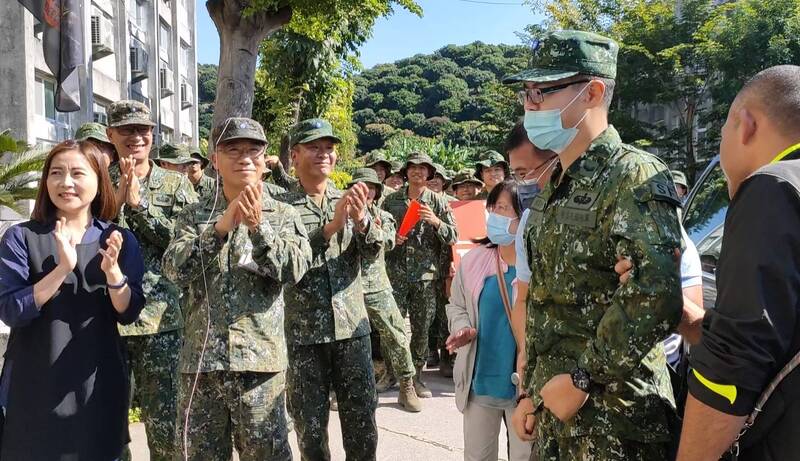 4年前跳傘高空墜地下士秦良丰回部隊慶30歲生日- 生活- 自由時報電子報