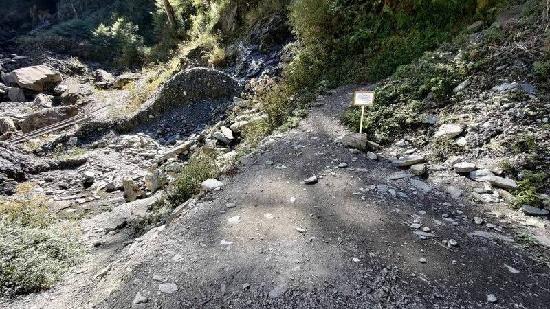 玉山園區南橫三山的庫哈諾辛山屋蓄水見底，山友可在進入山屋前的進涇橋旁取用溪水備用。（玉管處提供）