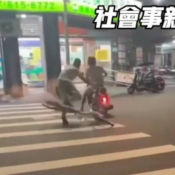 2男騎機車拉行高雄YouBike惡搞。（圖翻攝網路社群「社會事新聞影音」）