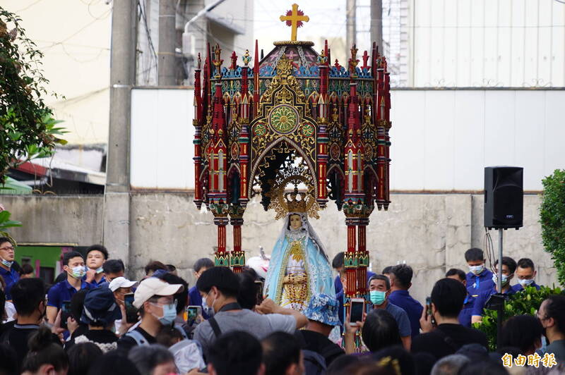 萬金聖母聖殿昨天舉辦聖母遊行。（記者陳彥廷攝）