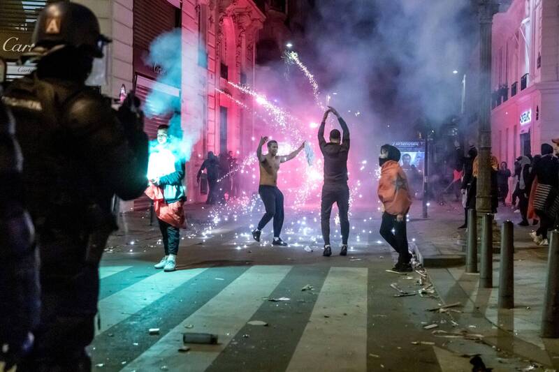 摩洛哥、法国昨相继踢进世足四强，法国巴黎街头见2万多名疯迷狂欢庆贺。（欧新社）(photo:LTN)