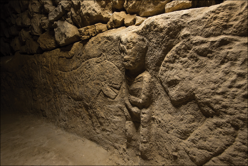 全球已知最古老敘事場景！來自1.1萬年前的男性「握鳥」浮雕
