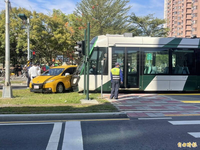 高雄輕軌又車禍！今年第14撞連計程車也撞了，小黃行經鼓山區大順、南屏路擦撞輕軌列車。（記者黃良傑攝）