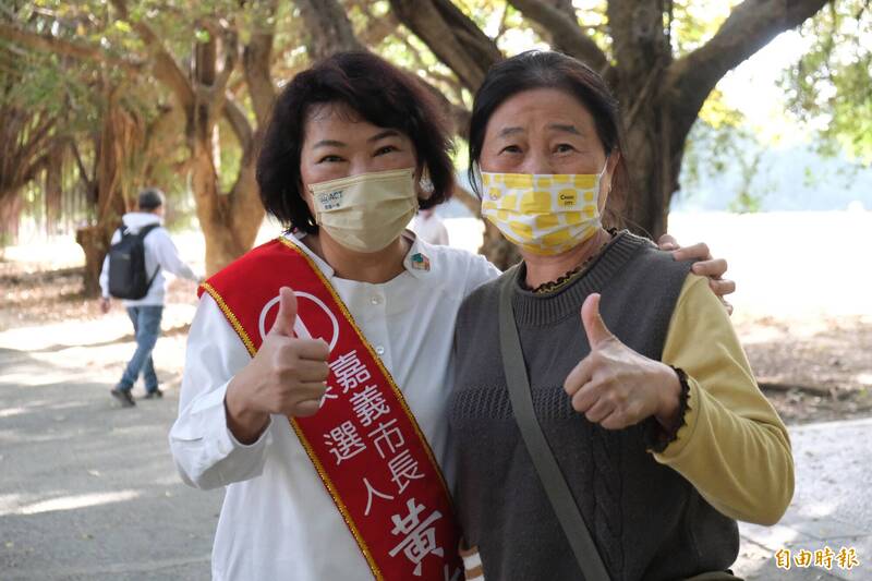 黃敏惠（左）向運動的市民拜票。（記者丁偉杰攝）