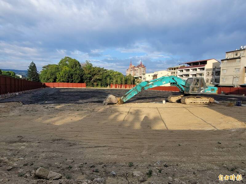南投縣埔里鎮市區公誠路社會住宅建案基地已經完成整地，明年1月正式動工。（記者佟振國攝）