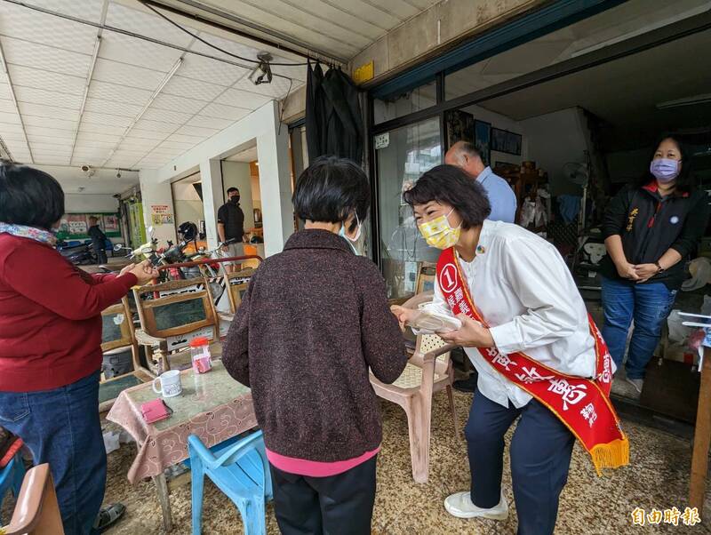 國民黨市長黃敏惠（左三）今由「巾幗女力挺勇媽團」陪同，到北榮里進行家戶拜訪，爭取選民支持。（記者王善嬿攝）