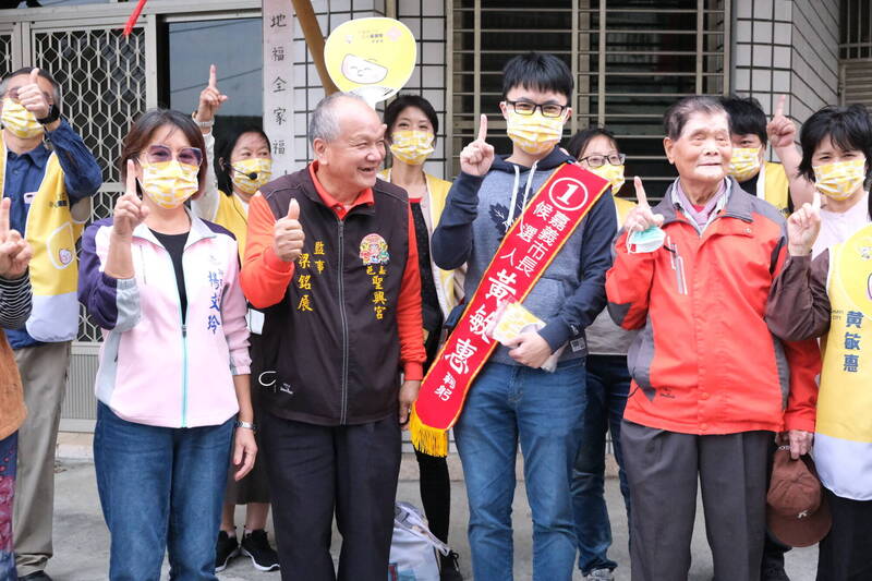 黃敏惠兒子蔡佳睿（穿競選背帶者），今擔任媽媽的分身，帶隊到新西里掃街拜票。（黃敏惠競選總部提供）