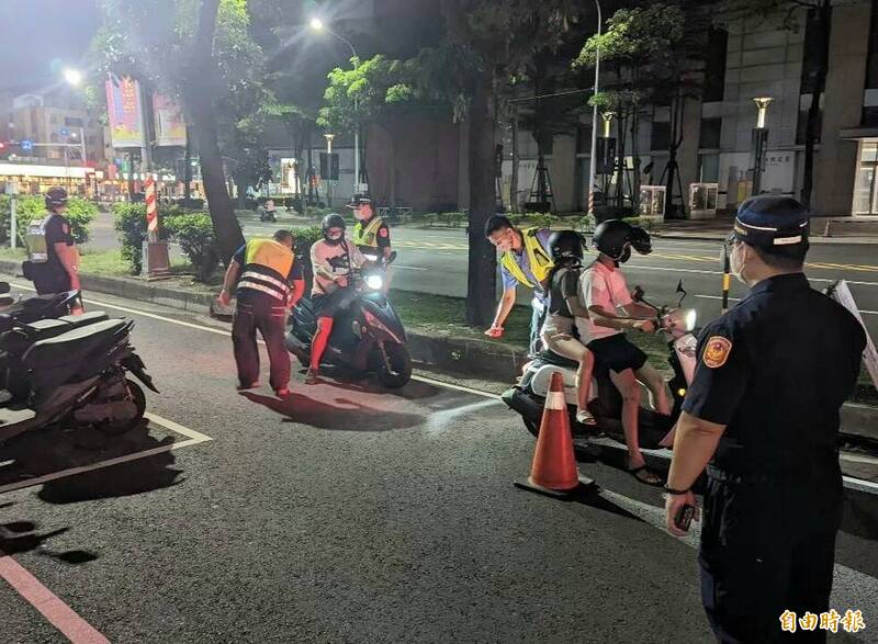 環保局會同警方路邊聯合稽查改裝車。（記者陳文嬋攝）
