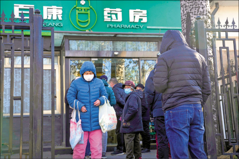 中国放宽防疫规定后，医疗量能恐不足应付大量病例，民众纷纷排队抢购药品。（美联社）(photo:LTN)