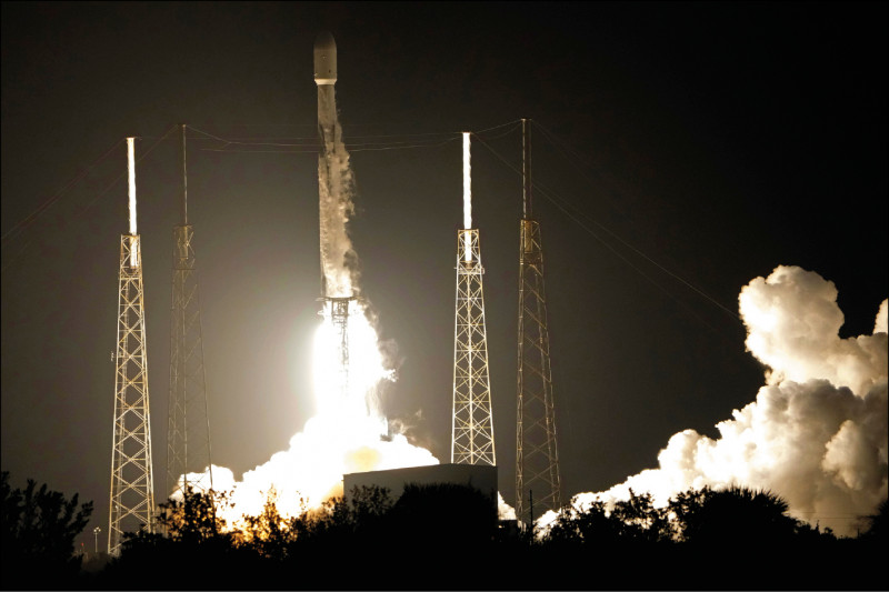 美国太空探索科技公司（SpaceX）的「猎鹰九号」火箭，十一日搭载日本「HAKUTO-R」（白兔-R）登月艇，从佛罗里达州卡纳维尔角太空军基地升空。（美联社）(photo:LTN)