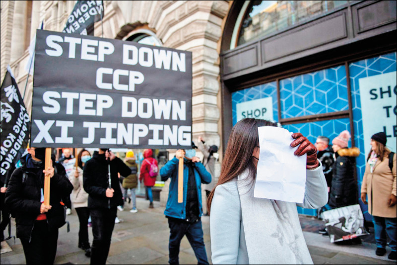 伦敦示威者手持白纸，唿应中国境内的反防疫封控「白纸运动」。（彭博）(photo:LTN)