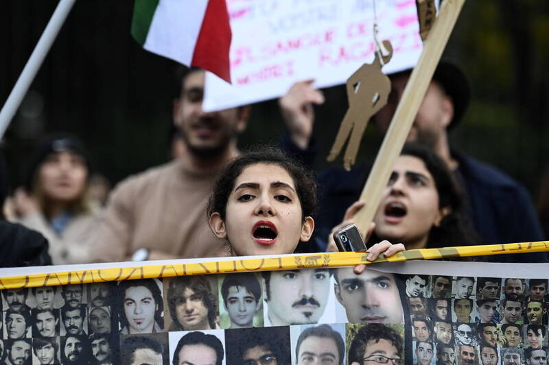 伊朗9月间因库德族女子艾米尼之死爆发反政府抗议，上週四伊朗处决了一名参与反政府示威的男子，人权组织警告，恐怕还有更多抗议人士也面临被处决的危险。图为民众在伊朗驻义大利的罗马大使馆外抗议，示意图。（欧新社）(photo:LTN)