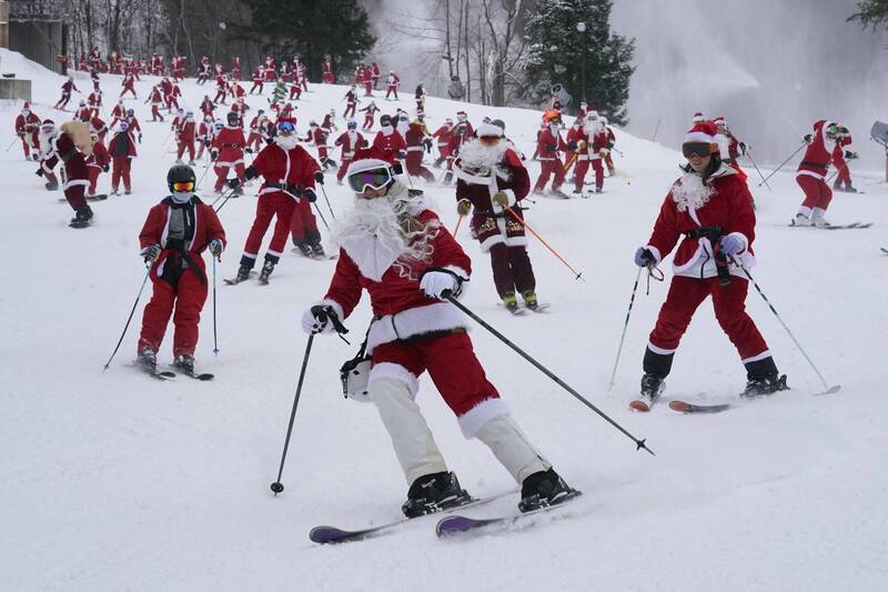 壯觀！美國300名耶誕老人齊聚滑雪 耶誕樹也一起滑