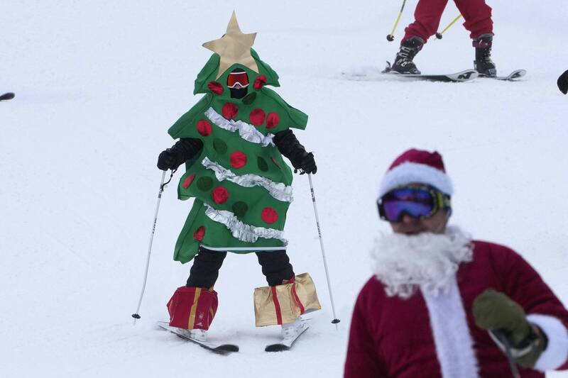 壯觀！美國300名耶誕老人齊聚滑雪 耶誕樹也一起滑