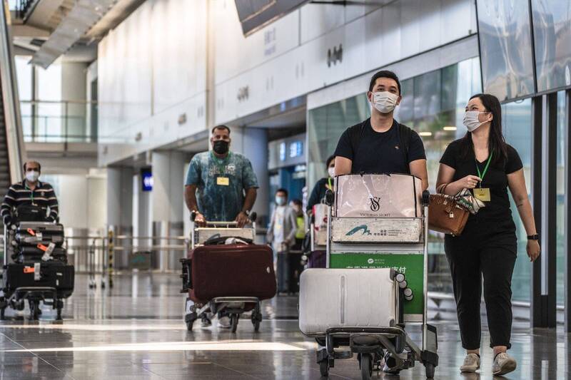 香港今天新增1万4717例，图为机场旅客。（彭博档案照）(photo:LTN)