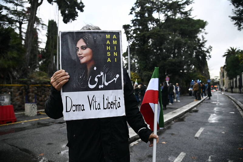 伊朗9月间因库德族女子艾米尼之死爆发反政府抗议，上週四伊朗处决了一名参与反政府示威的男子，人权组织警告，恐怕还有更多抗议人士也面临被处决的危险。图为民众在伊朗驻义大利的罗马大使馆外抗议，示意图。（欧新社）(photo:LTN)