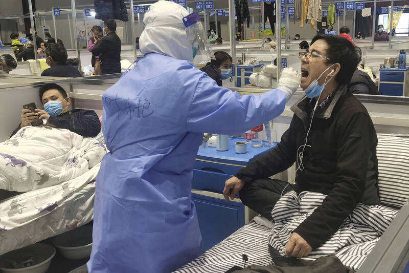 中国近日逐步放宽防疫措施，医院病人数量明显增加。（美联社）(photo:LTN)