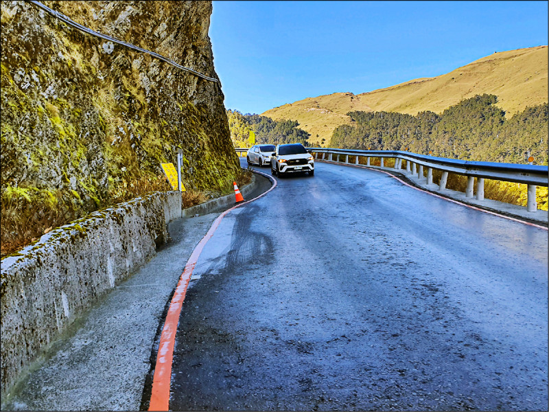 週末入冬首波寒流來襲，高山降雪概況將視氣溫、水氣時空分布而定，合歡山水晶宮上週已出現路面結霜。
（花蓮警方提供）