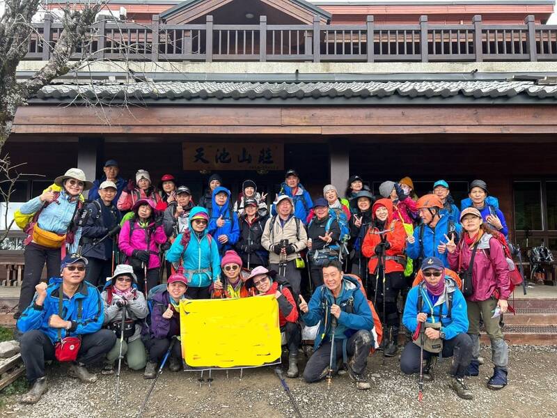 高雄1支32人登山隊11日攀登百岳奇萊南峰、南華山，昨天（12日）下山前有16人出現拉肚子現象，懷疑是山莊餐點出問題。（民眾提供）