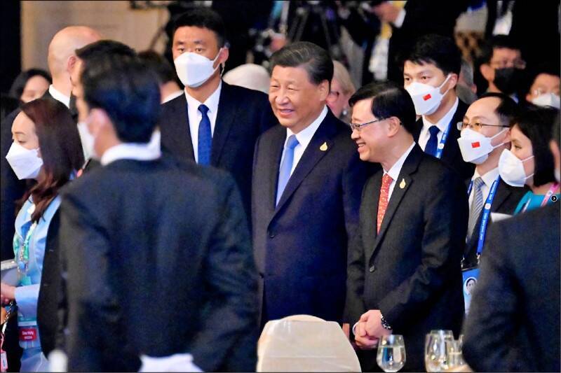 香港特首李家超（右）日前确诊，而他在APEC会议期间曾多次与中国国家主席习近平（左）在未戴口罩下交谈。（美联社）(photo:LTN)