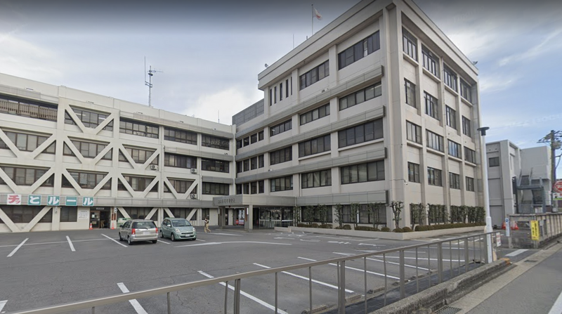日本爱知县冈崎市警方于本月初拘留一名失业男子，却传出男子拘留程序有问题，导致被拘留超过100小时，最后在拘留所失去唿吸心跳，送医后宣告死亡。（图撷取自Goole Map）(photo:LTN)