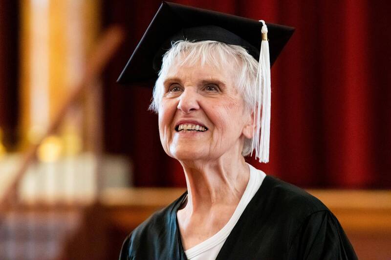 美国90岁阿嬷德福日前于北伊利诺大学毕业，成为校史上最年长毕业生。（图取自「@NIUlive」推特）(photo:LTN)