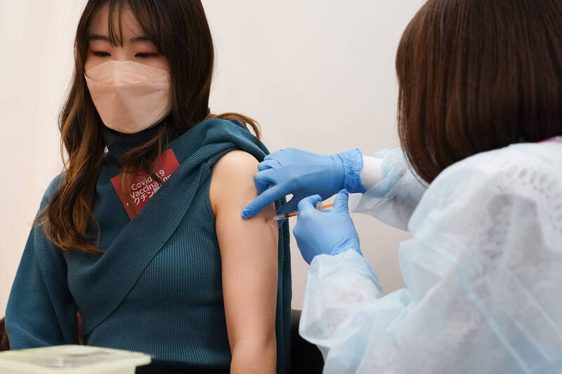 日本厚生劳动省表示，针对5名施打疫苗后死亡的个案，同意给予救济补偿金。接种疫苗示意图，图与新闻事件无关。（彭博）(photo:LTN)