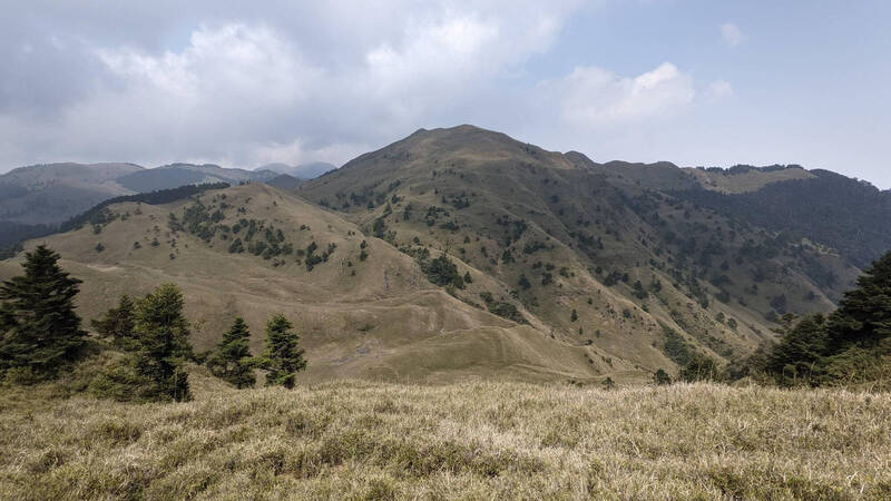 能高安東軍縱走沿途景致壯闊。（楊傳峰提供）