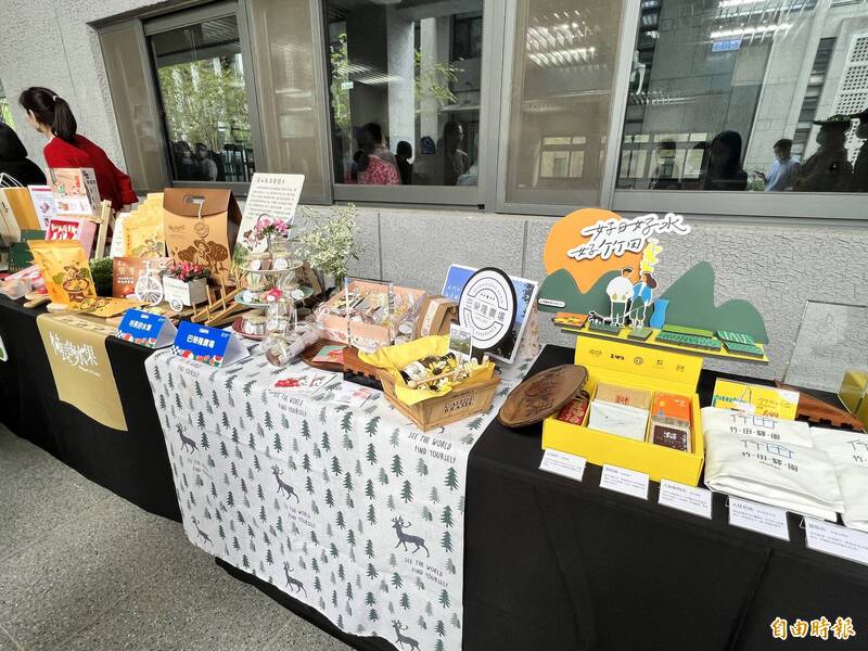 屏東十大伴手禮種類多元。（記者羅欣貞攝）