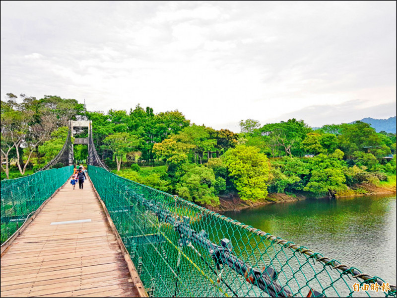 苗栗縣頭屋鄉明德水庫群山環抱，景致青碧秀麗，縣府爭取經費，盼打造明德水庫成觀光新景點。（資料照）