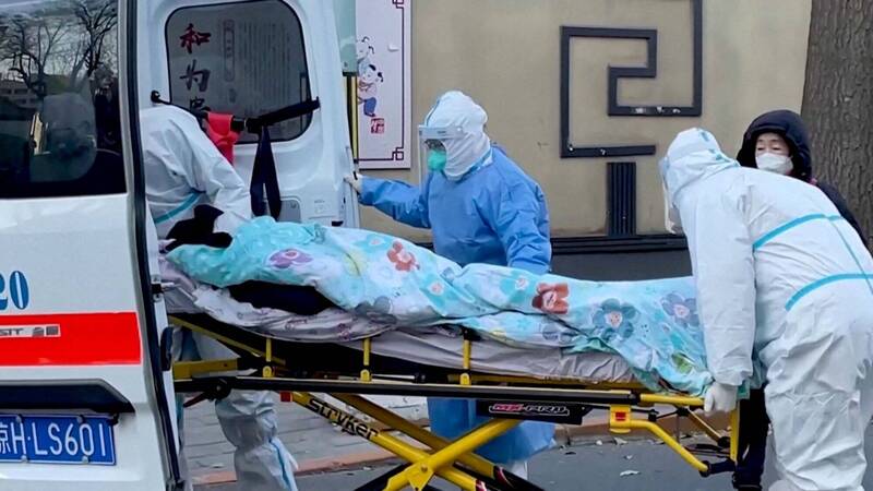 中国一名网友在推特上爆料，称北京当地确诊死亡数不断攀升，医院太平间爆满，已无法继续存放遗体。图为北京医护人员将病患移出救护车。（路透）(photo:LTN)