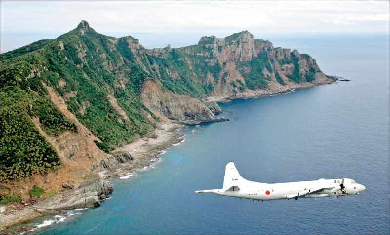 日本海上自卫队的侦察机飞过钓鱼台列屿上空。（美联社档案照）(photo:LTN)
