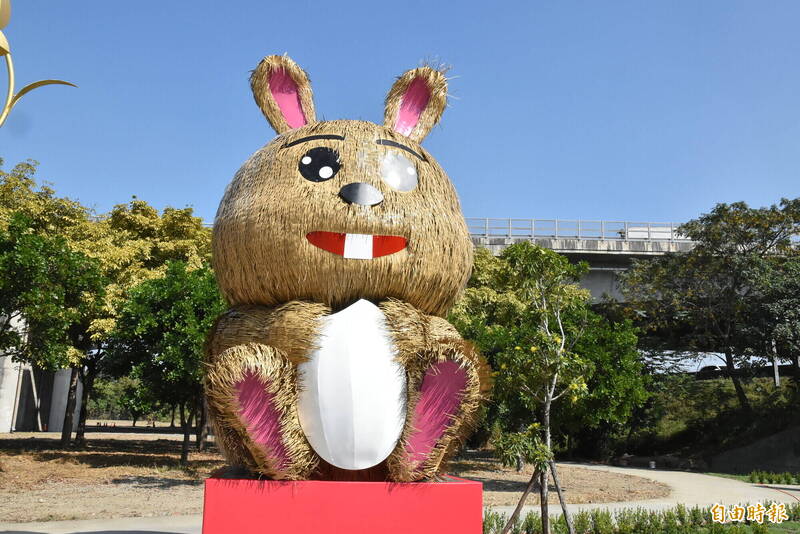 大埤稻草酸菜季活動12月17、18日登場，在地藝術家結合竹編、稻草打造的3公尺高「米兔」吸睛。（記者黃淑莉攝）